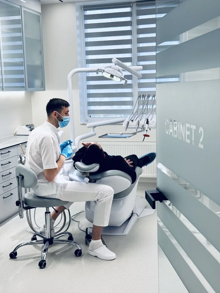 Medic stomatolog în cabinetul modern