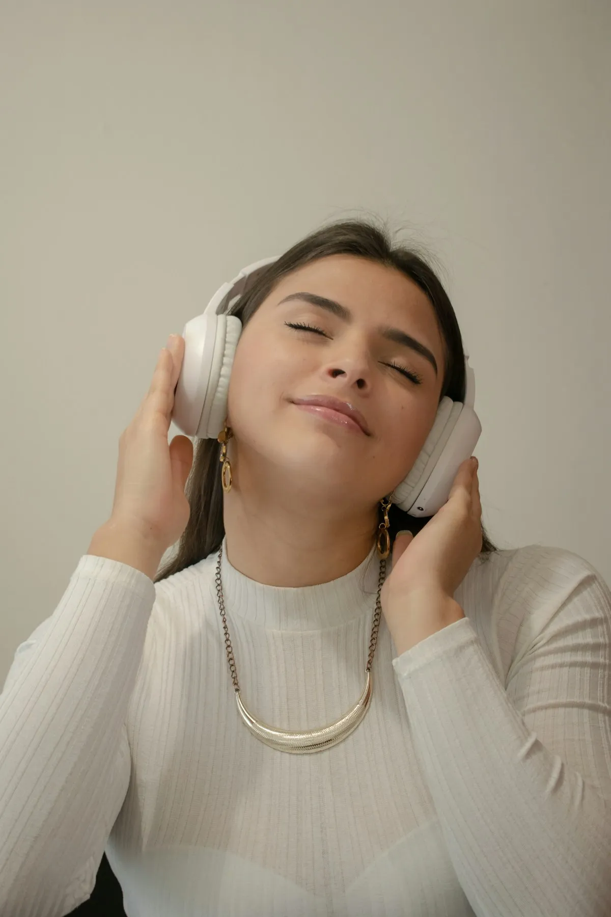 Pacientă relaxată, cu căști și ochii închiși